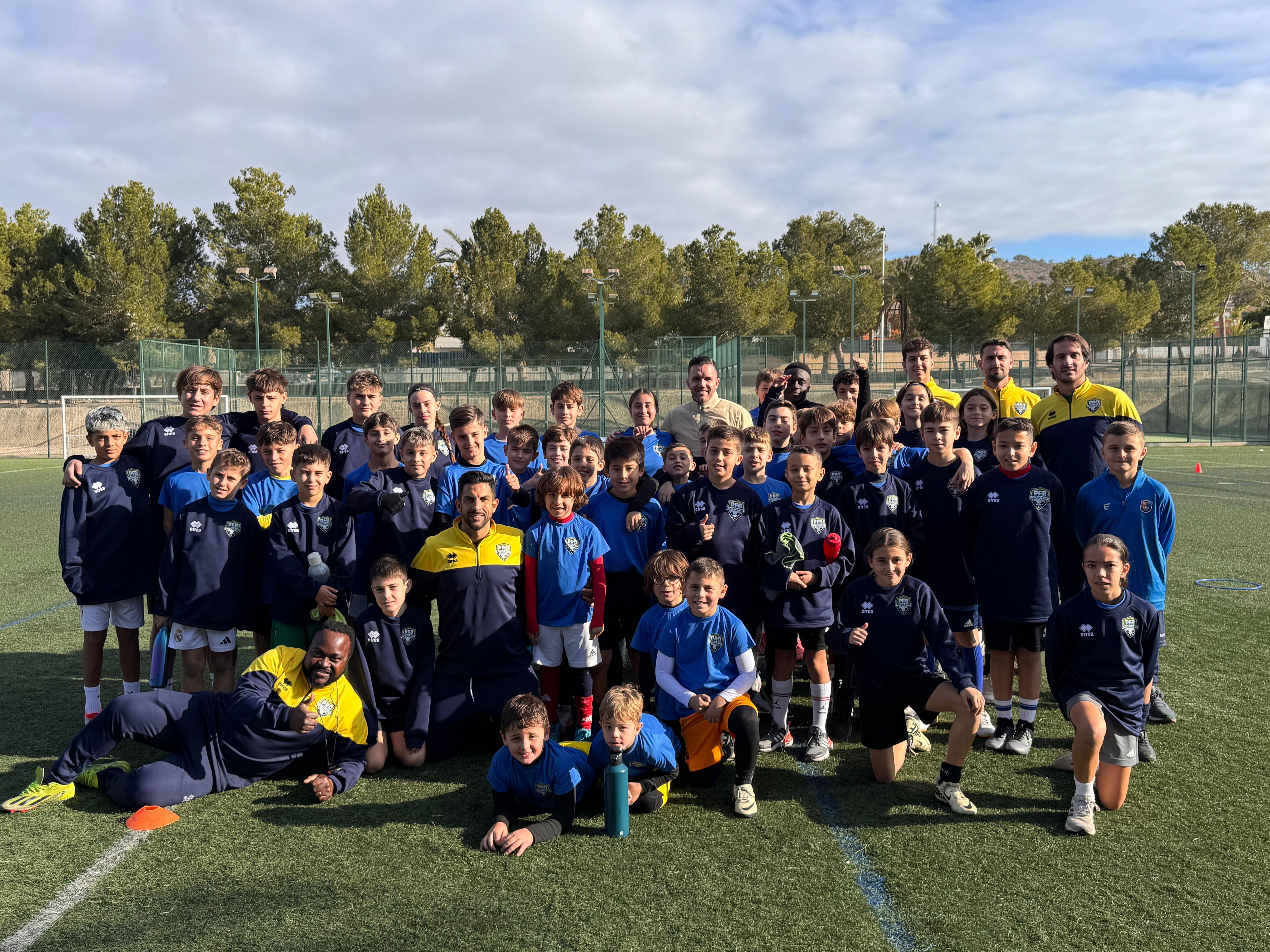 Equipo ProFútbolBase en el campo de entrenamiento
